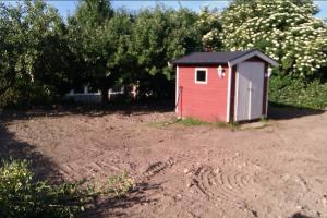 Drnering Drnera Radhus.  Jrflla Hsselby Vllingby Spnga Solna Bromma Tby Danderyd lvsj 
Lyft grvmaskin och material ver huset in p bakgrden med mobilkran, enda vggen in.
Gjutning sulkant fr fall. Drnering samt isolering grund med 2x100mm Pordrn.  Planering  hela tomten p baksidan. CFS Bygg AB // Grv & Drnering Stockholm AB
