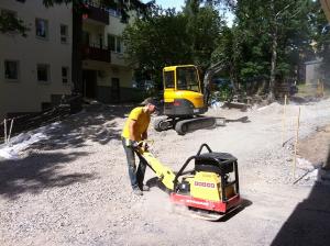 Iordningstllande av grdsplan mellan 2 flerfamiljsbostder. Urschaktning massor, nytt brlager av bergkross. Stdmur och fristende mur fr rabatter. Kantsten och trappor i granit, varav ene trapp i 2steg och 8m bred. Markrnnor samt brunn med sandfng. Marksten ca:170kwm. Frberett med el lngst efter mur fr belysning. Lsbart trafikhinder vid infart. Bostadsrttsfrening Brf Hyresfastighet Hyreshus Johanneshov Nacka Hammarby Enskede lvsj Hgersten lvsj Frungen Stureby Tyres Solsidan Bjrkns Orminge